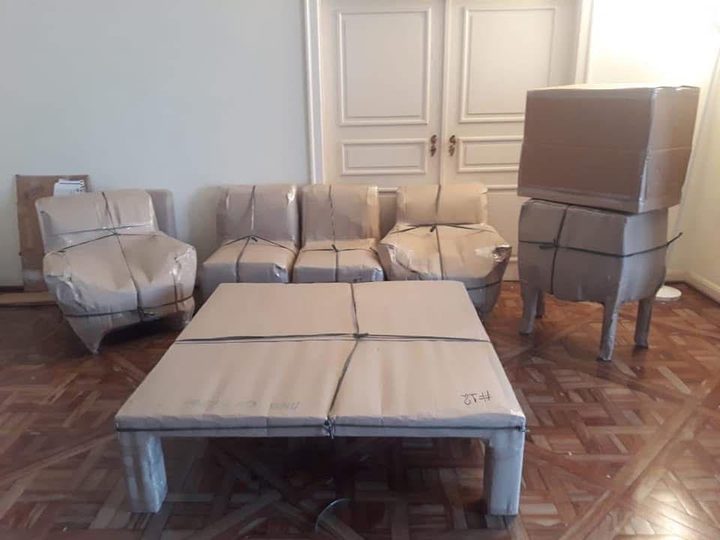 Sofá, poltronas e mesa protegidos com embalagem antes do transporte